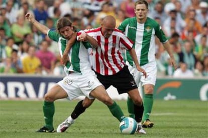 Yeste intenta quitar el balón a su adversario, el jugador del Betis Rivera.