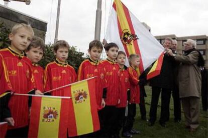 Unos niños, vestidos con el uniforme de la selección española, reciben a Luis Aragonés (al fondo, a la derecha).