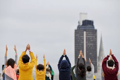 Sesión de yoga en la ciudad de Nantes (Francia), el 21 de junio de 2018.