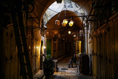 Un comerciante espera clientes frente a su tienda en la ciudad vieja de Jerusalén, este martes.