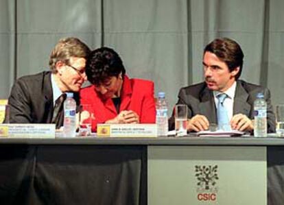 Rolf Tarrach, presidente del CSIC, la ministra de Ciencia, Anna Birulés, y José María Aznar presentaron la FECYT.