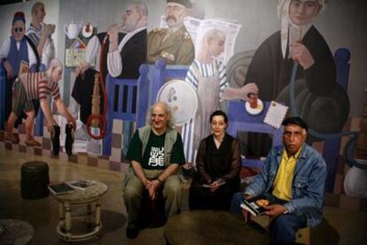De izquierda a derecha, Faisel Laibi Sahi, Catherine David y Saadi Youssef, en la exposición.