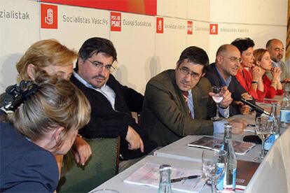 Jesús Eguiguren (tercero por la izquierda), junto a Patxi López en el Comité Nacional del PSE.