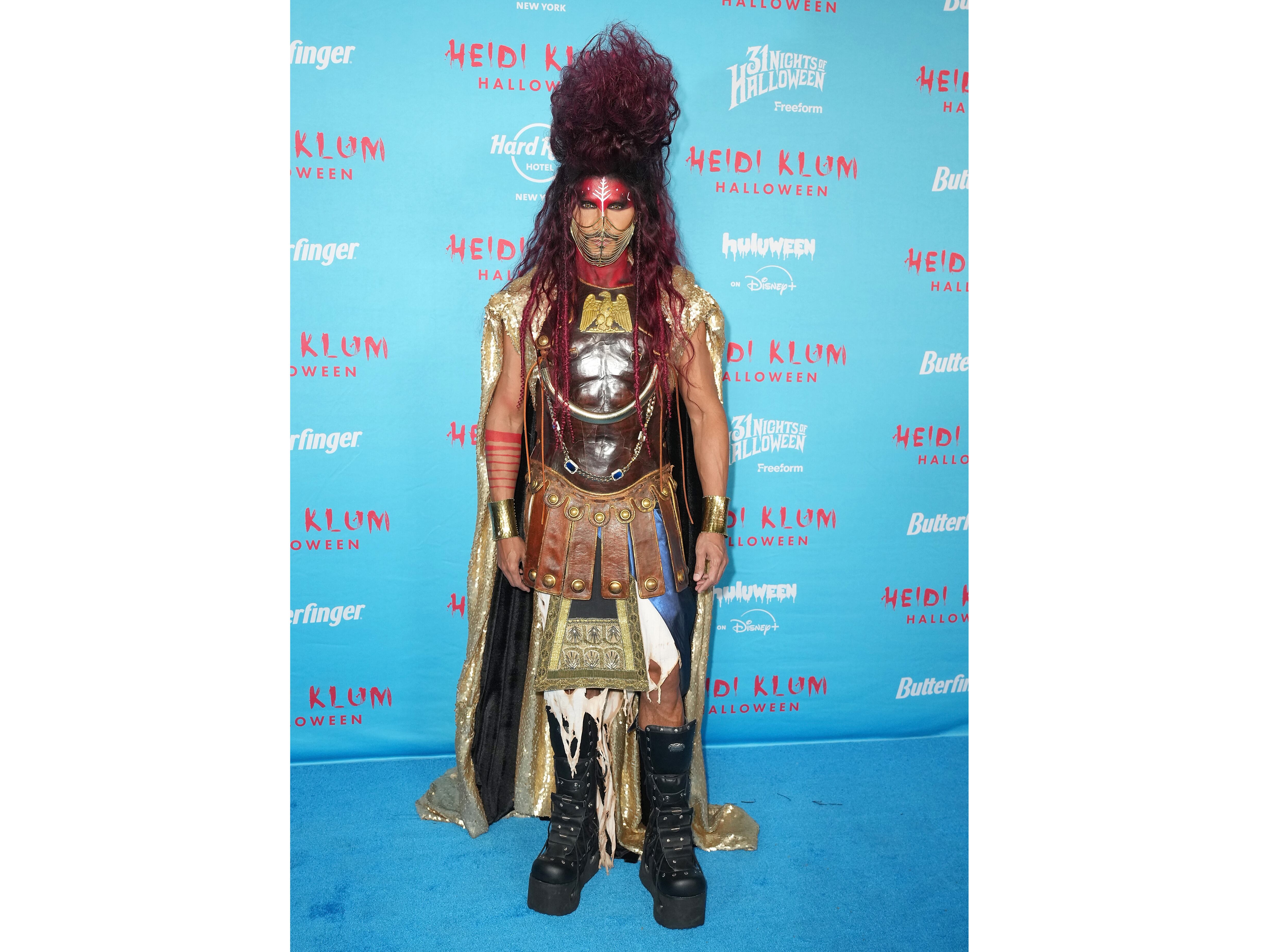 Heidi Klum se disfraza de repulsiva medusa para su fiesta de Halloween 2025 5 Jay Manuel.