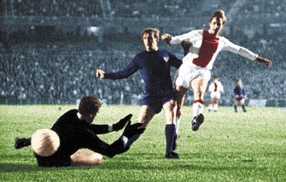 Cruyff, obstaculizado por Zoco, bate a Junquera en un Madrid-Ajax de la Copa de Europa de 1967-1968, en el Bernabéu.