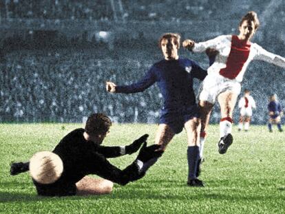 Cruyff, obstaculizado por Zoco,  bate a Junquera en un Madrid-Ajax de la Copa de Europa de 1967-1968, en el Bernabéu.