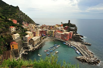 Las pequeñas ensenadas de la costa de Liguria, en Italia, esconden pueblos como Monterosso, Manarola o Vernazza (en la foto) en un paisaje volcado al mar Tirreno y conocido como Le Cinque Terre, al que se puede acceder a través del aeropuerto de Génova.