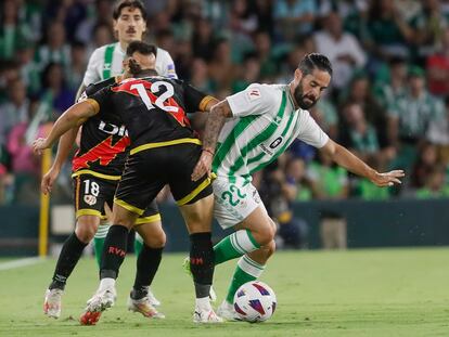 Isco regatea a Espino, del Rayo, en el último partido de Liga jugado con el Betis en el Benito Villamarín.