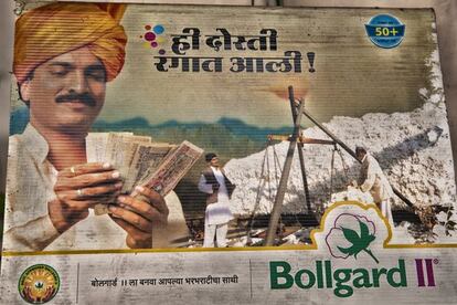 ¿Cómo sobrevive el pequeño agricultor? Pidiendo préstamos. No solucionan el problema pero lo empujan hacia adelante y retrasan el tener que buscar una solución. Un retraso que hace que la deuda aumente conforme pasan los meses. Y en algún momento la situación se hace insostenible. Con gran parte de los bancos públicos y privados negando el crédito desde hace tiempo, el pequeño agricultor se ve abocado a pedir dinero a prestamistas de pocos escrúpulos. Éstos ofrecen dinero con desorbitados intereses de hasta un 50% a pagar en seis meses. En la imagen, un cartel publicitario augura grandes beneficios económicos si el campesino compra semillas transgénicas de algodón comercializadas por Monsanto. Yavatmal. Vidarbha. India