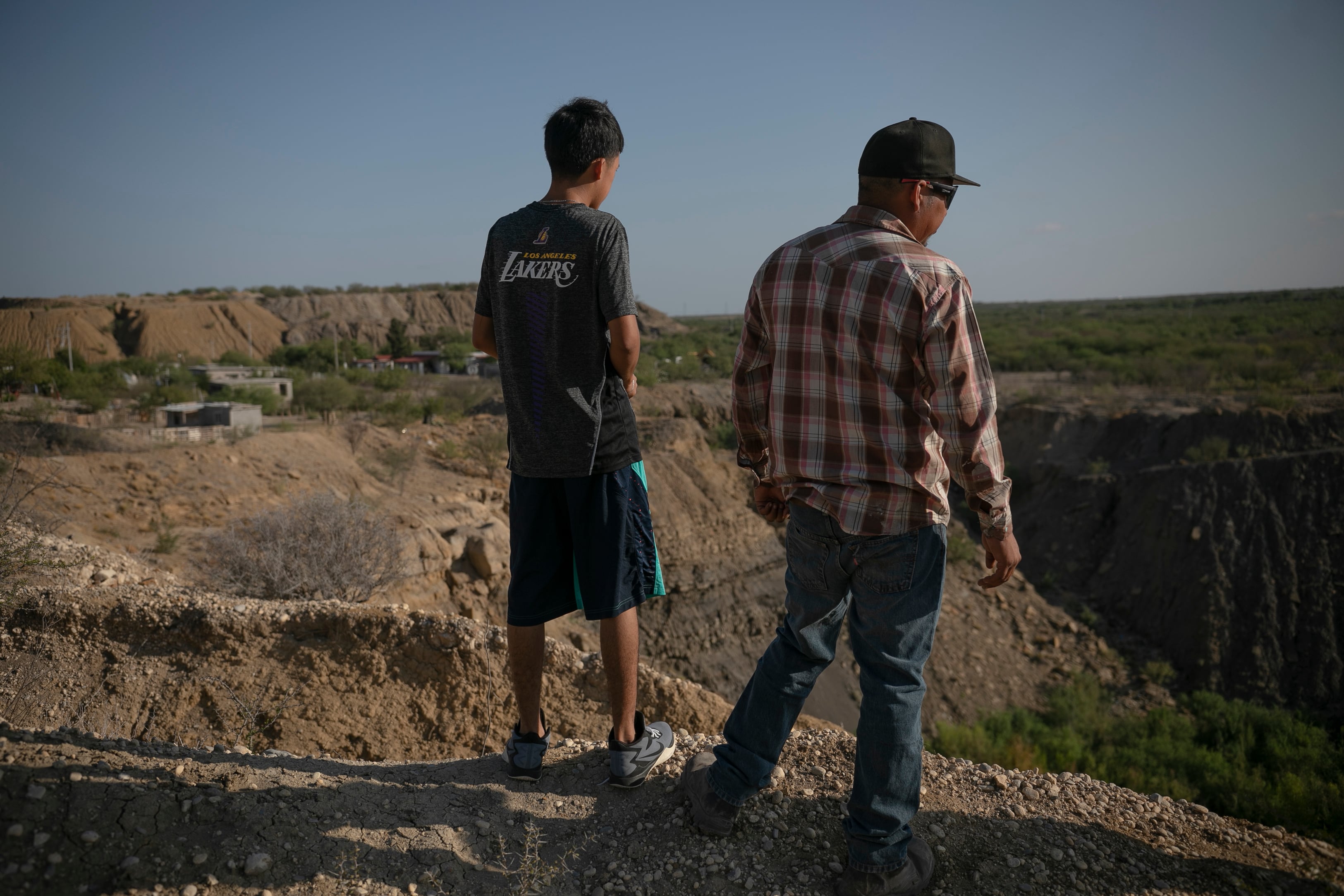 Sergio Martínez y su hijo Álex miran el paisaje minado de Cloete, donde su hermano Jorge Luis 'El Loco' trabajaba de minero desde adolescente. 