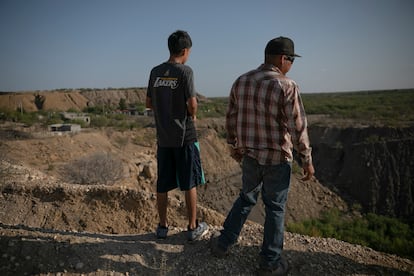Sergio Martínez y su hijo Álex miran el paisaje minado de Cloete, donde su hermano Jorge Luis 'El Loco' trabajaba de minero desde adolescente.