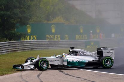 Lewis Hamilton, de Mercedes GP, sufre un trompo en el Gran Premio de Hungría, en el circuito de Hungaroring.