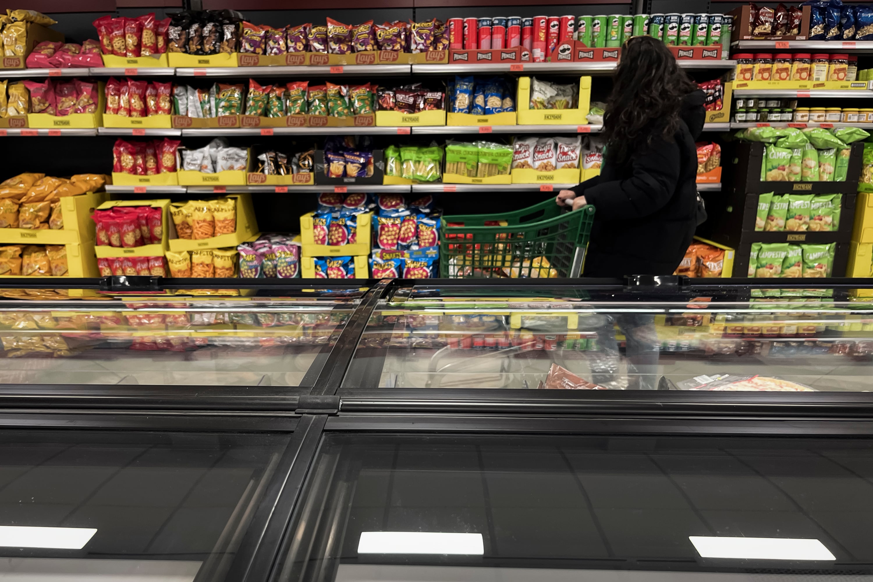 Una mujer hace la compra en un supermercado de Santiago de Compostela.