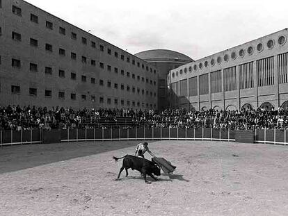 Novillada celebrada el 5 de mayo de 1993 en el patio de la sexta galería de la cárcel de Carabanchel.