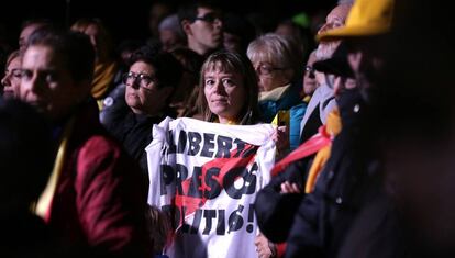 Una manifestant davant de la presó.