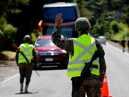 Soldados chilenos establecen un retén en Villarrica, región de la Auracanía (Chile), en diciembre de 2020.