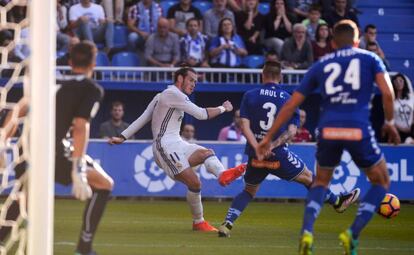 Gareth Bale en acción contra el Deportivo Alavés.