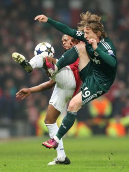 Modric pugna por el bal&oacute;n con Young