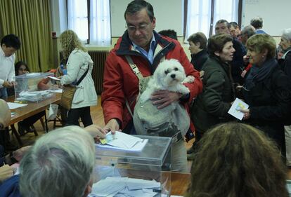 Cola para votar en el colegio electoral de Urbieta, en el centro de San Sebastián. El perro no vota.