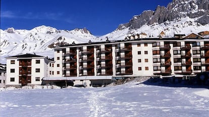 Exterior nevado del hotel Nievesol, en la estación de esquí de Formigal.