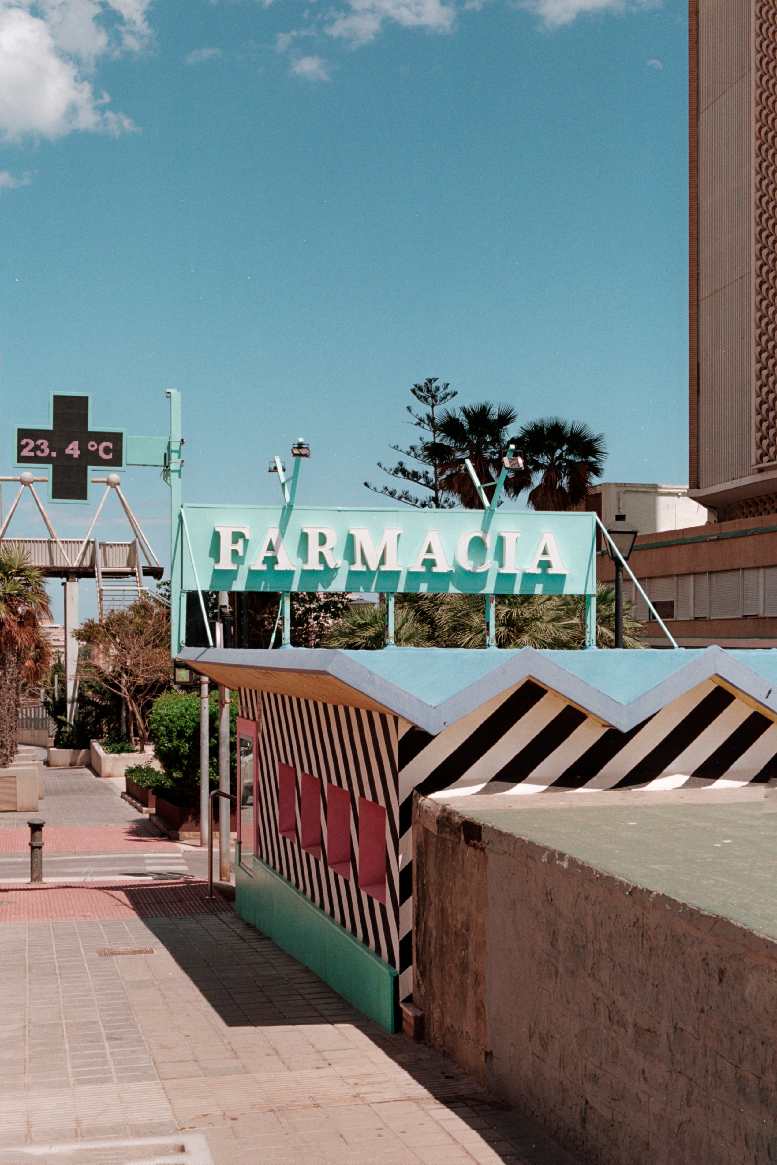 Farmacia instalada en la antigua oficina de venta de viviendas.