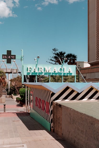 Farmacia instalada en la antigua oficina de venta de viviendas.