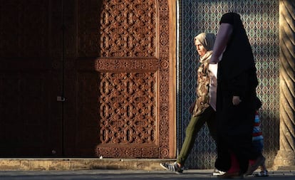 Mujeres en la medina de Fez (Marruecos).
