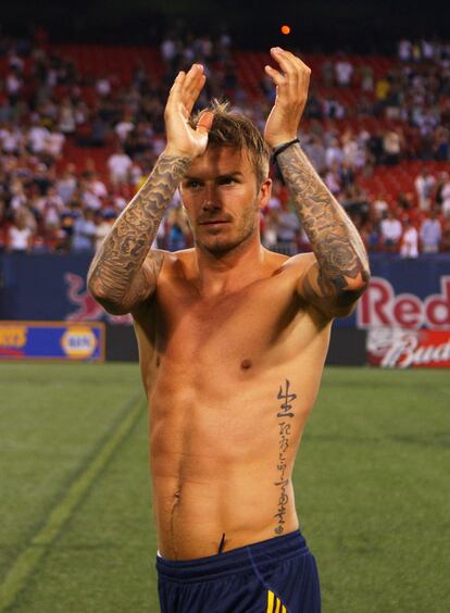Beckham aplaude después de ganar un partido contra los New York Red Bulls en julio del año 2009.