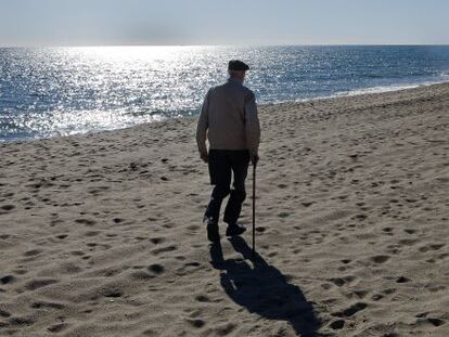 Jos&eacute; Luis Sampedro, paseando por la playa de Mijas, cerca de su casa, en el invierno de 2009.