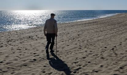 Jos&eacute; Luis Sampedro, paseando por la playa de Mijas, cerca de su casa, en el invierno de 2009.