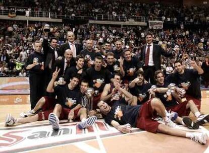 La plantilla y los técnicos del Barça posan con el trofeo conquistado.