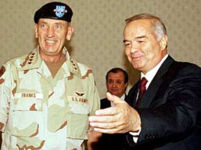 El general Tommy Franks (izquierda), con el presidente uzbeko, Islam Karimov, ayer en Tashkent.