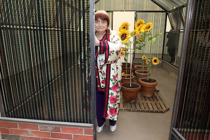 Agnès Varda, en la inauguración de su instalación 'Una cabane de cinéma: la serre du bonheur', en París en abril de 2018,