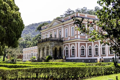 Petrópolis es conocida como la ciudad imperial de Brasil, ya que el emperador Pedro II la fundó y la convirtió en lugar de veraneo de la familia real brasileña y de la nobleza del siglo XVIII. Su privilegiada situación, a 65 kilómetros de Río de Janeiro y en medio de la tupida Serra dos Órgãos, hace de esta urbe de raíces europeas un lugar muy atractivo. Conserva un centro histórico donde presente y pasado se entrelazan, y aquí también se encuentra una de las obras maestras de la arquitectura brasileña del siglo XX: la Casa Samambaia. Colgada entre los peñascos y cascadas de la sierra, fue escenario de la gran historia de amor que mantuvo durante 15 años la arquitecta Lota Macedo Soares con la poeta estadounidense Elizabeth Bishop. En la imagen, el Museo Imperial de Petrópolis.