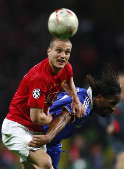 Vidic, ante Drogba.