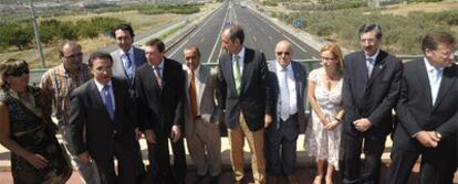 Camps y el resto de autoridades, ayer, en uno de los puentes de la remodelada autovía CV-35.