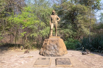 El monumento dedicado al explorador David Livingstone (1813-1873) junto a las cataratas Victoria.