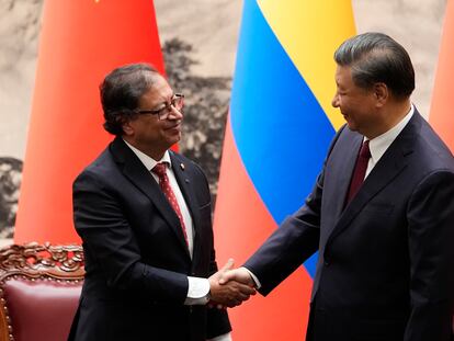 Gustavo Petro y Xi Jinping se dan la mano durante una ceremonia en Pekín, China, el 25 de octubre de 2023.