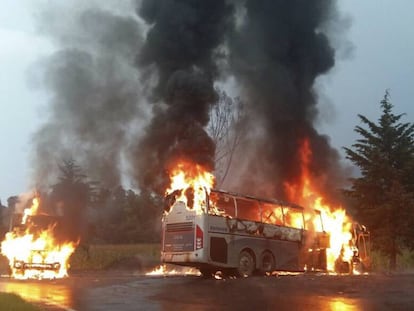 Un autobús ardiendo este viernes en Cherán, Michoacán.