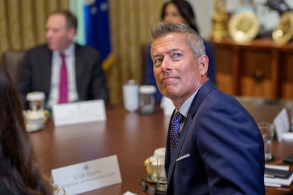 Il Segretario dei trasporti degli Stati Uniti Sean Duffy durante una riunione di gabinetto nella Cabinet Room della Casa Bianca, l'8 luglio.