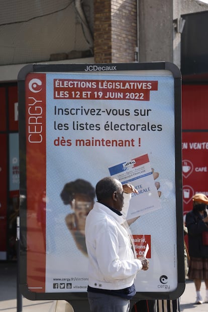 Un panel que anima a los ciudadanos a registrarse para votar en las elecciones legislativas francesas, el jueves junto a la estación ferroviaria de Cergy-Saint-Christophe.