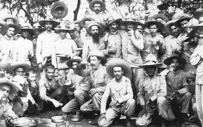Soldados españoles prisioneros en Filipinas en 1898.