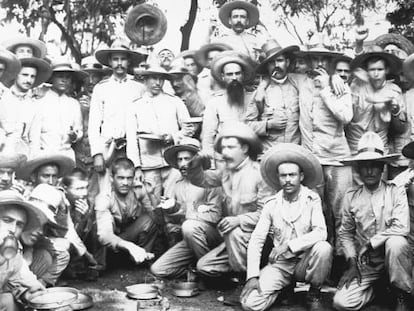 Soldados espa&ntilde;oles prisioneros en Filipinas en 1898.