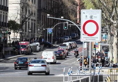 Coches en la calle de Atocha en 2019, durante el primer día laborable con multas en Madrid Central.