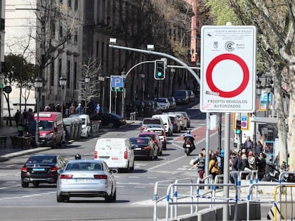 Coches en la calle de Atocha en 2019, durante el primer día laborable con multas en Madrid Central.
