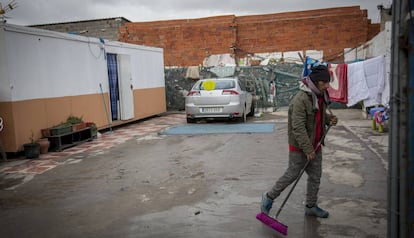 Un hombre barre la calle en la Cañada Real.