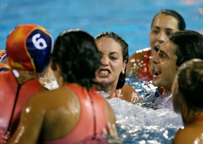 Las chicas del waterpolo celebran su oro.