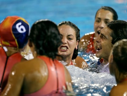 Las chicas del waterpolo celebran su oro.