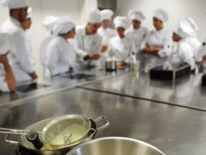 Estudiantes en un aula del Basque Culinary Center.