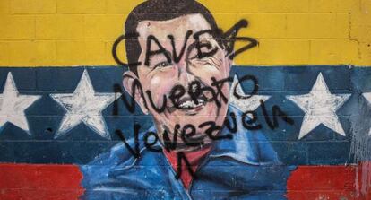 Un grafiti sobre el difunto presidente venezolano, Hugo Chavez.